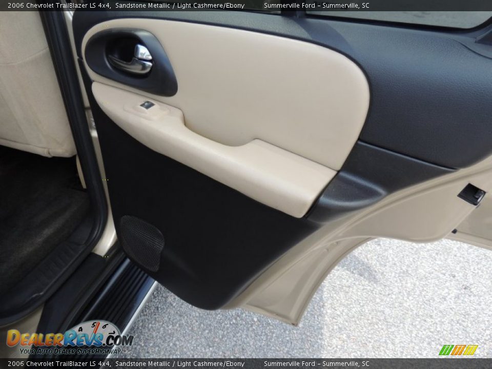 2006 Chevrolet TrailBlazer LS 4x4 Sandstone Metallic / Light Cashmere/Ebony Photo #11