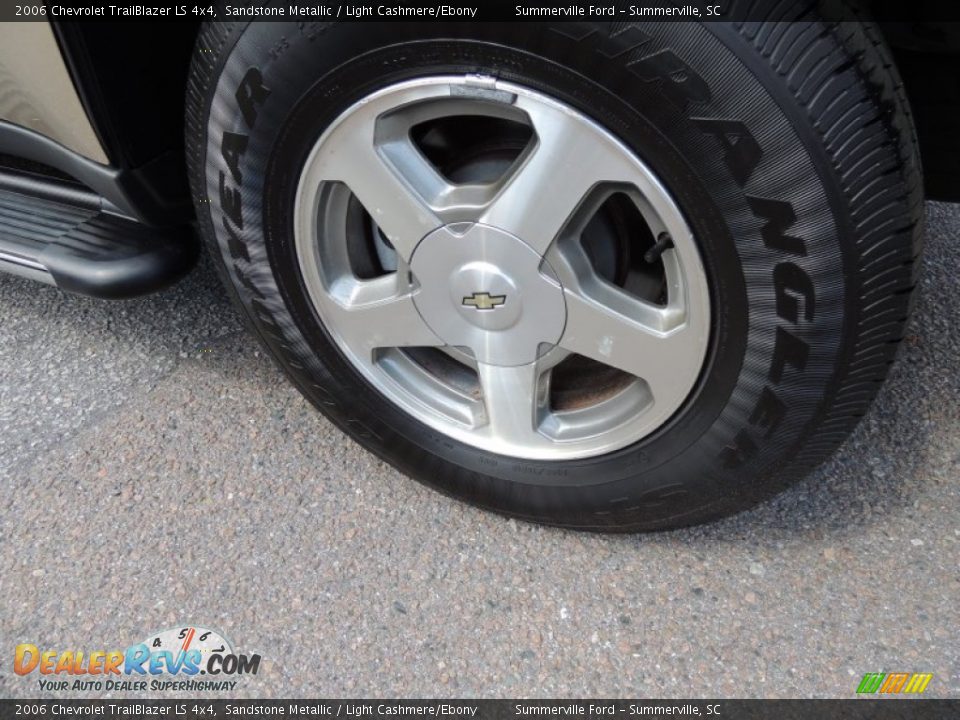 2006 Chevrolet TrailBlazer LS 4x4 Sandstone Metallic / Light Cashmere/Ebony Photo #17