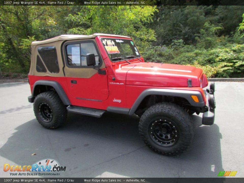Front 3/4 View of 1997 Jeep Wrangler SE 4x4 Photo #2
