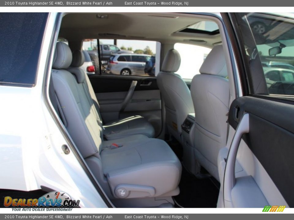 2010 Toyota Highlander SE 4WD Blizzard White Pearl / Ash Photo #9