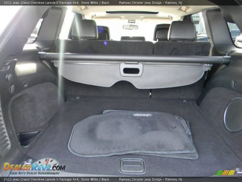 2011 Jeep Grand Cherokee Laredo X Package 4x4 Stone White / Black Photo #12