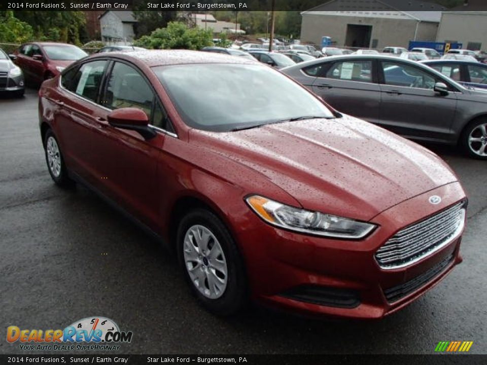 Front 3/4 View of 2014 Ford Fusion S Photo #3