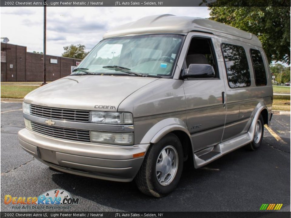 Front 3/4 View of 2002 Chevrolet Astro LS Photo #1