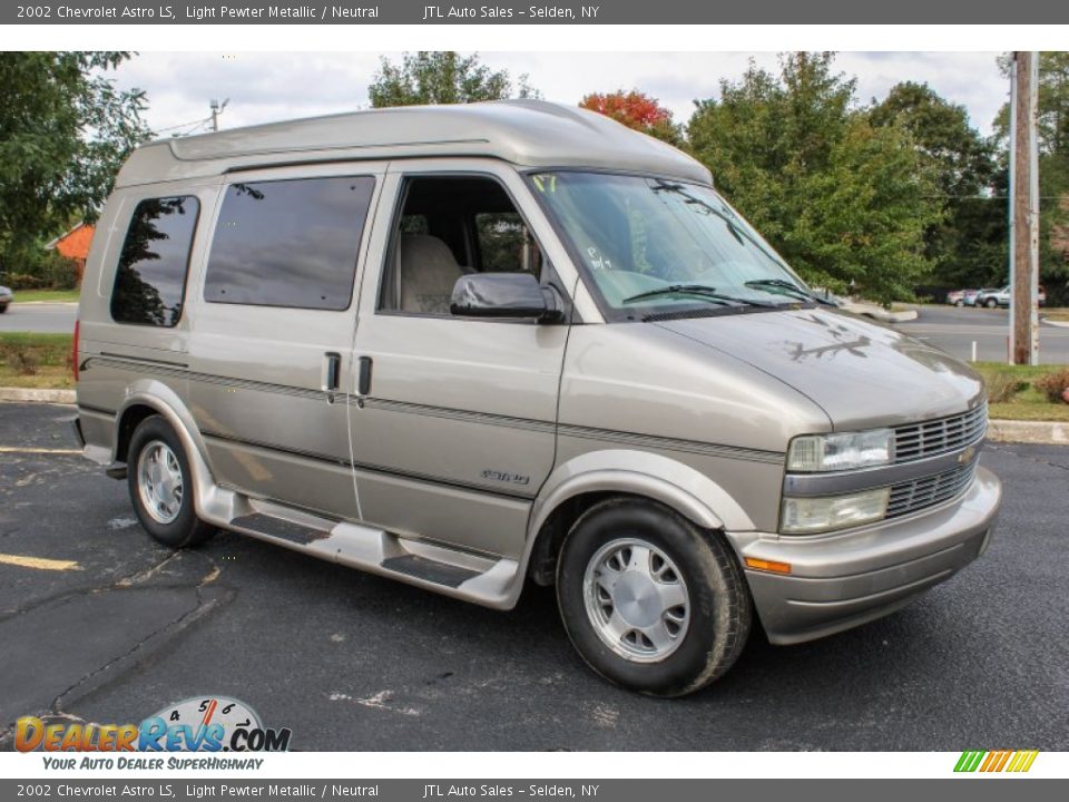 Front 3/4 View of 2002 Chevrolet Astro LS Photo #8