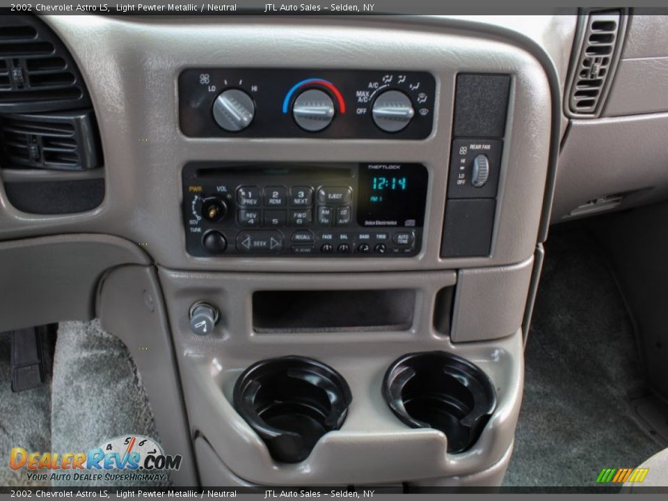 Controls of 2002 Chevrolet Astro LS Photo #13