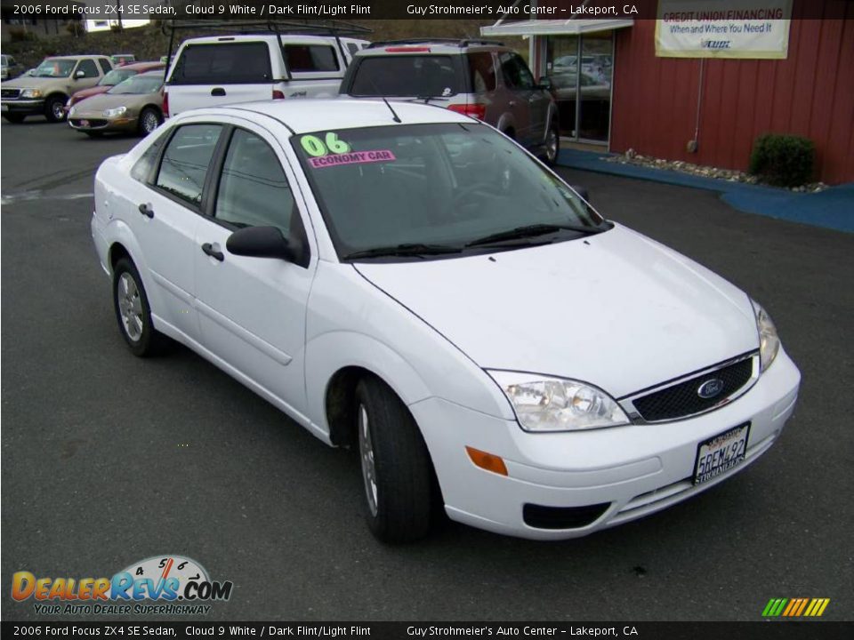 2006 Ford Focus ZX4 SE Sedan Cloud 9 White / Dark Flint/Light Flint Photo #7