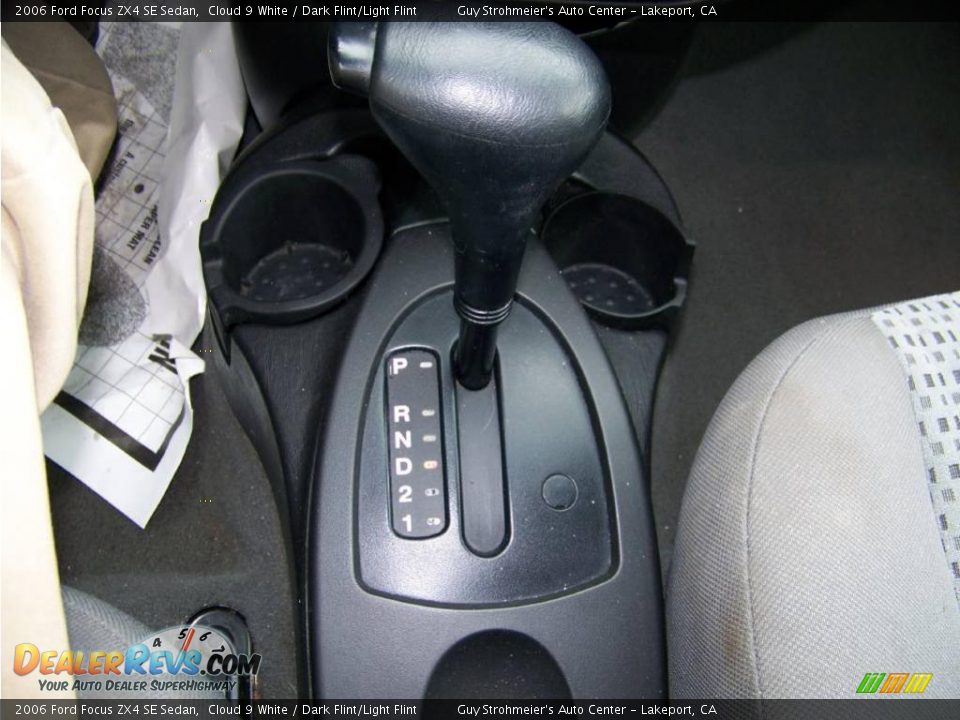 2006 Ford Focus ZX4 SE Sedan Cloud 9 White / Dark Flint/Light Flint Photo #17