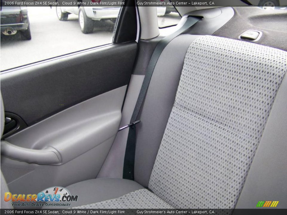 2006 Ford Focus ZX4 SE Sedan Cloud 9 White / Dark Flint/Light Flint Photo #21