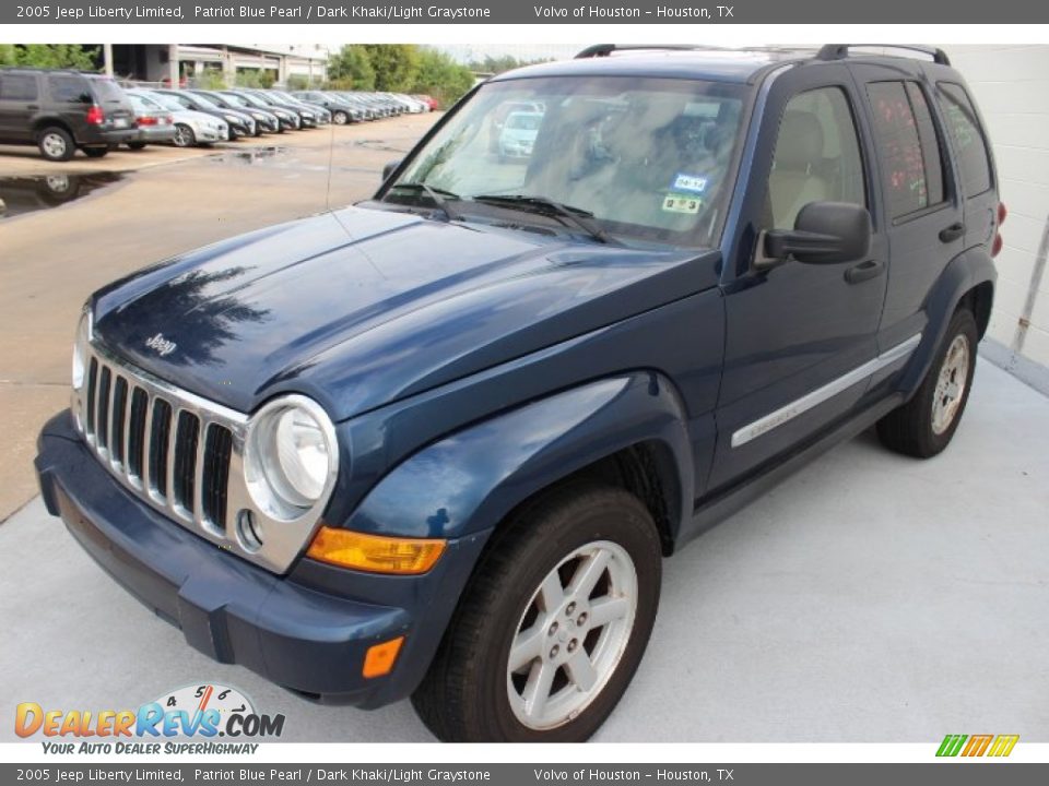 Front 3/4 View of 2005 Jeep Liberty Limited Photo #3
