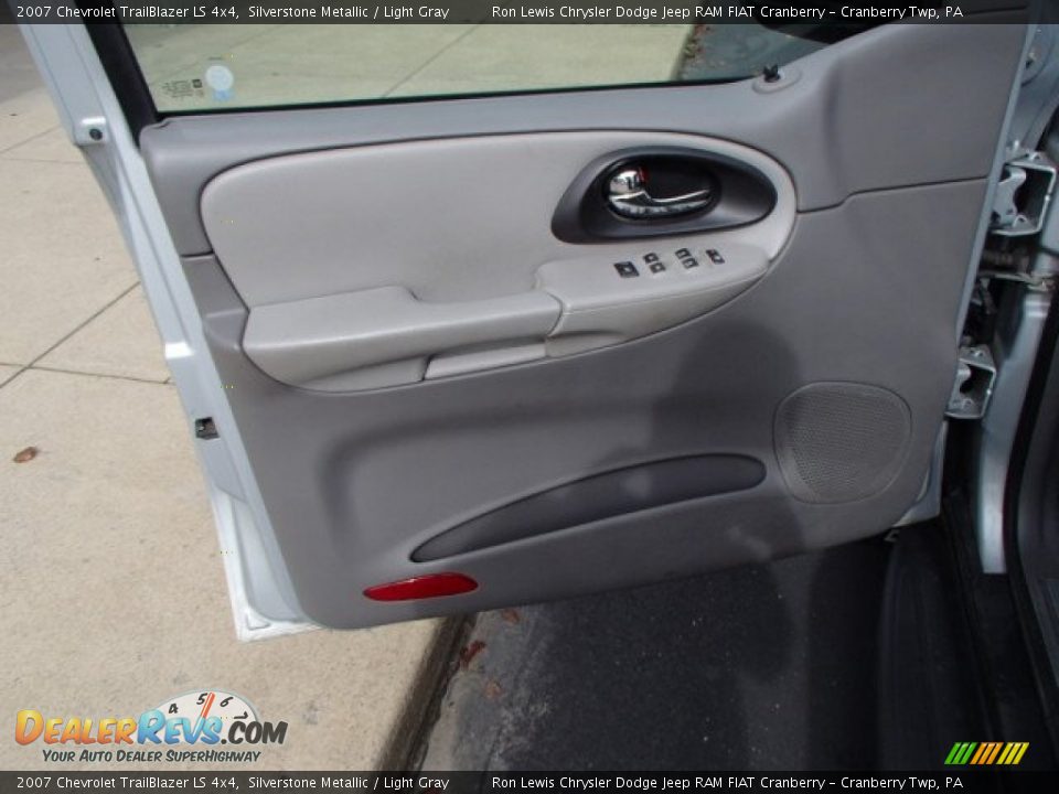 2007 Chevrolet TrailBlazer LS 4x4 Silverstone Metallic / Light Gray Photo #11