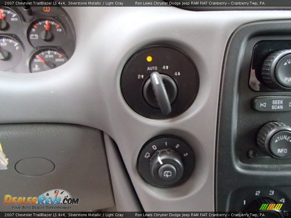 2007 Chevrolet TrailBlazer LS 4x4 Silverstone Metallic / Light Gray Photo #17