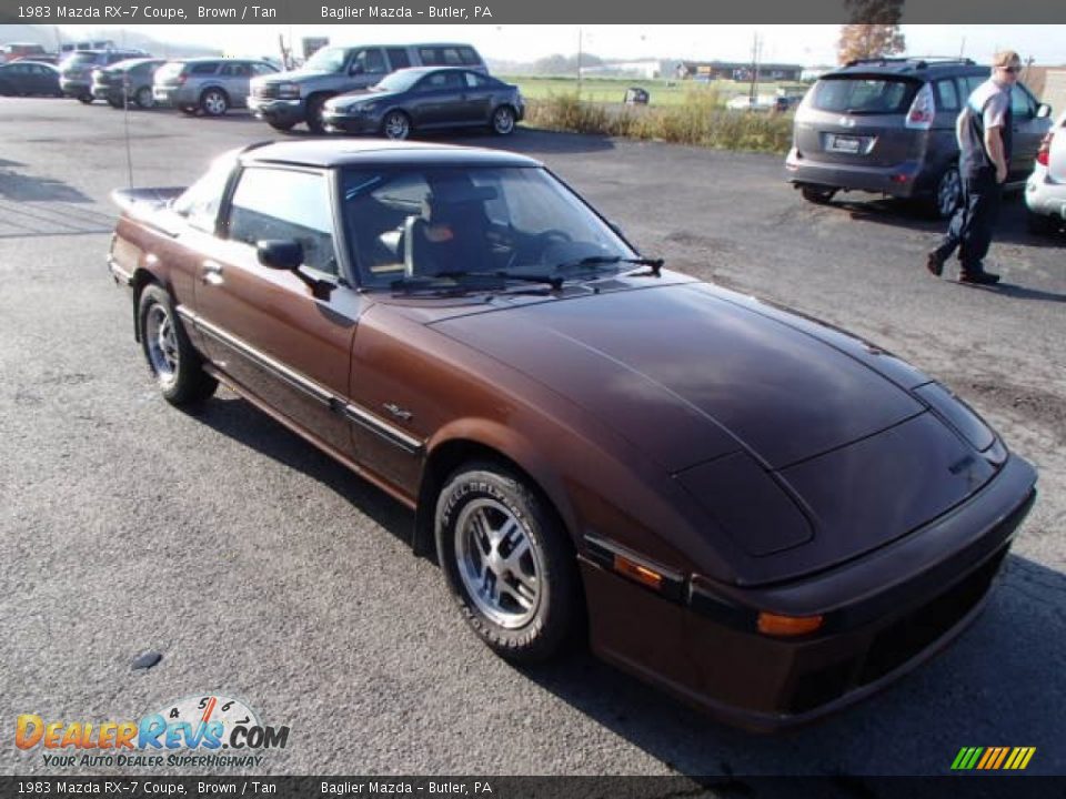 Front 3/4 View of 1983 Mazda RX-7 Coupe Photo #4