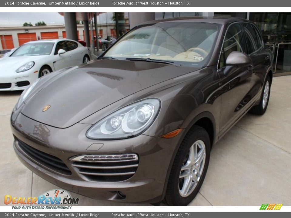 Front 3/4 View of 2014 Porsche Cayenne  Photo #3