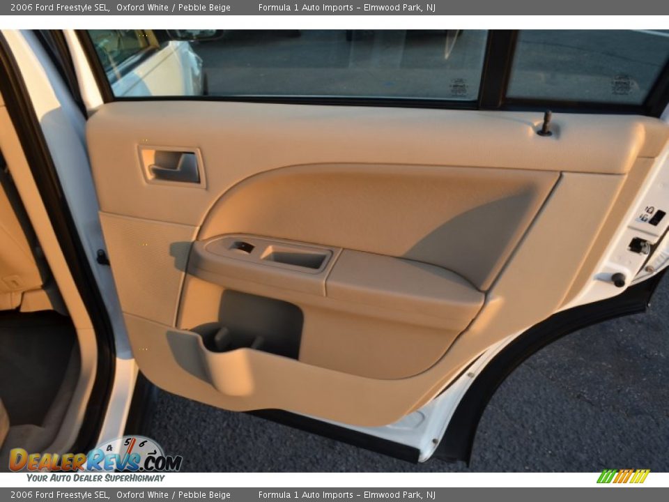 2006 Ford Freestyle SEL Oxford White / Pebble Beige Photo #21
