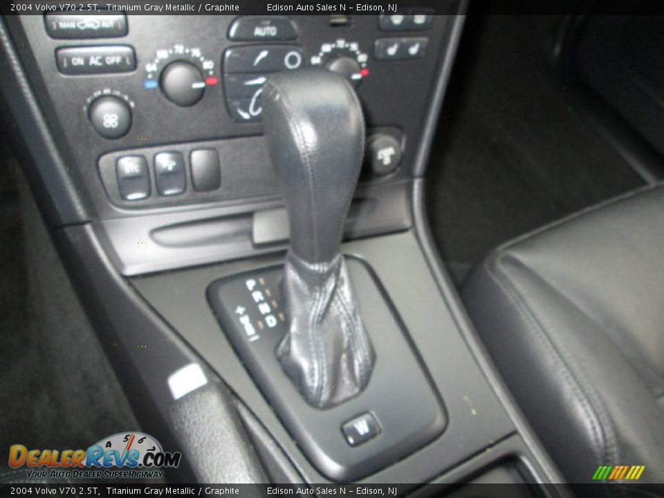 2004 Volvo V70 2.5T Titanium Gray Metallic / Graphite Photo #22