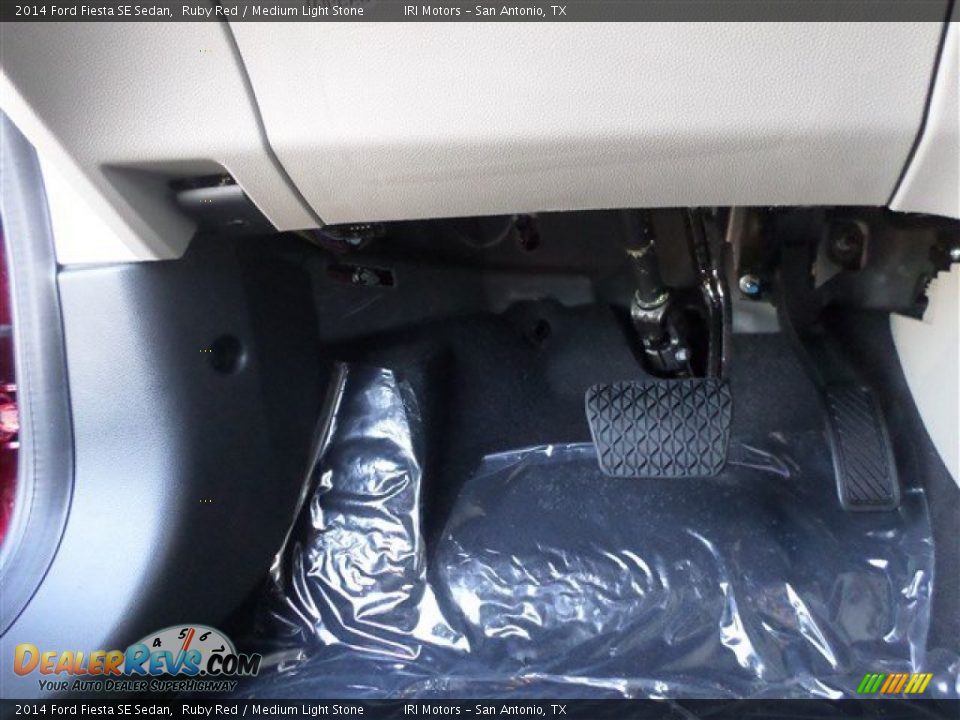 2014 Ford Fiesta SE Sedan Ruby Red / Medium Light Stone Photo #25