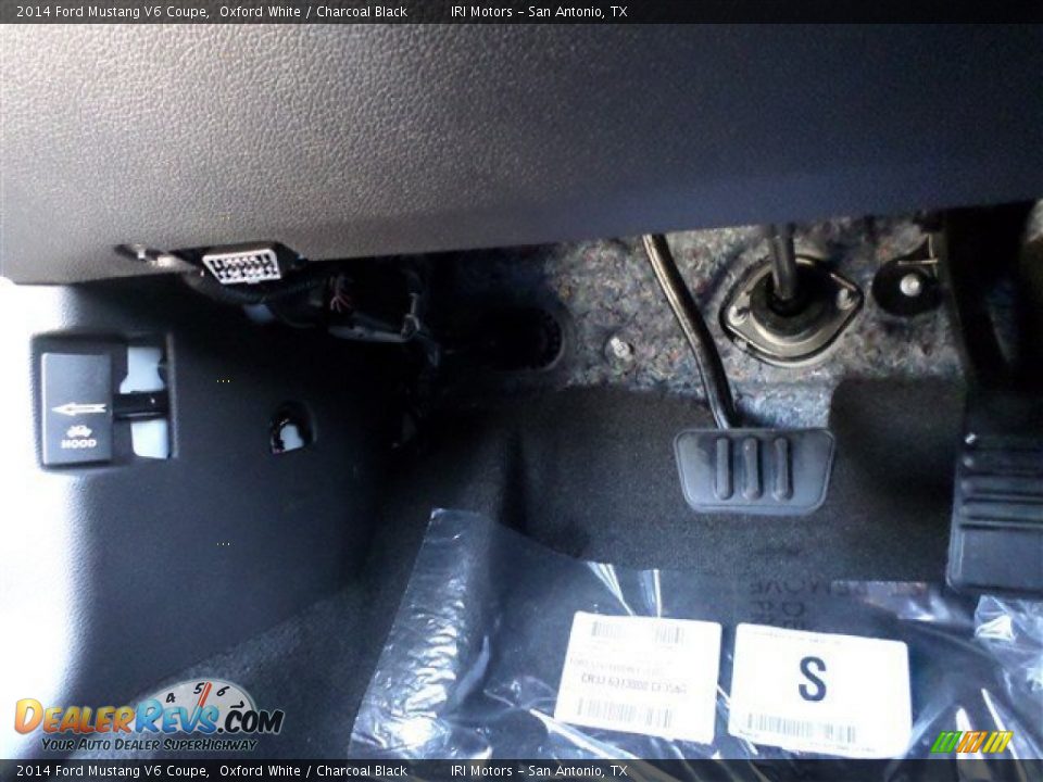 2014 Ford Mustang V6 Coupe Oxford White / Charcoal Black Photo #24