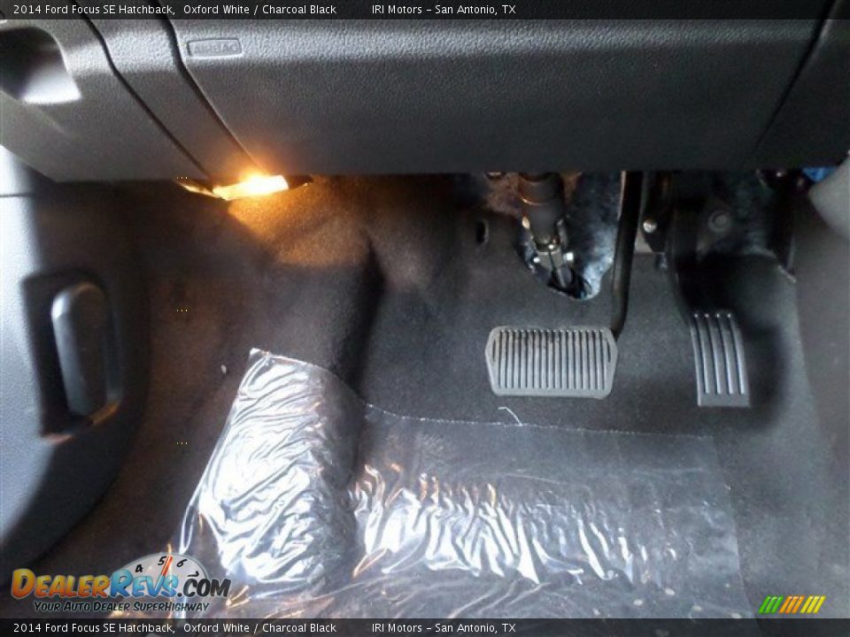 2014 Ford Focus SE Hatchback Oxford White / Charcoal Black Photo #25