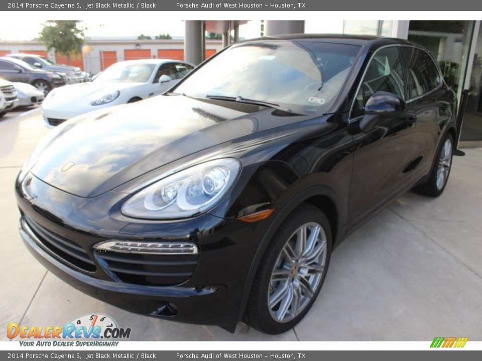 Front 3/4 View of 2014 Porsche Cayenne S Photo #3