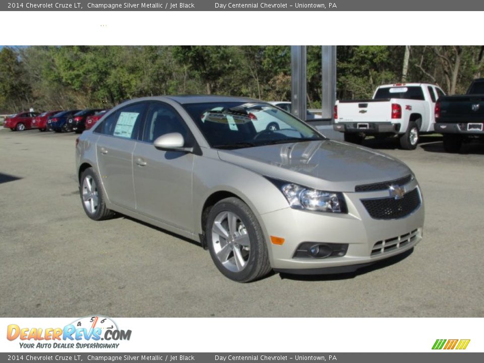 Front 3/4 View of 2014 Chevrolet Cruze LT Photo #8