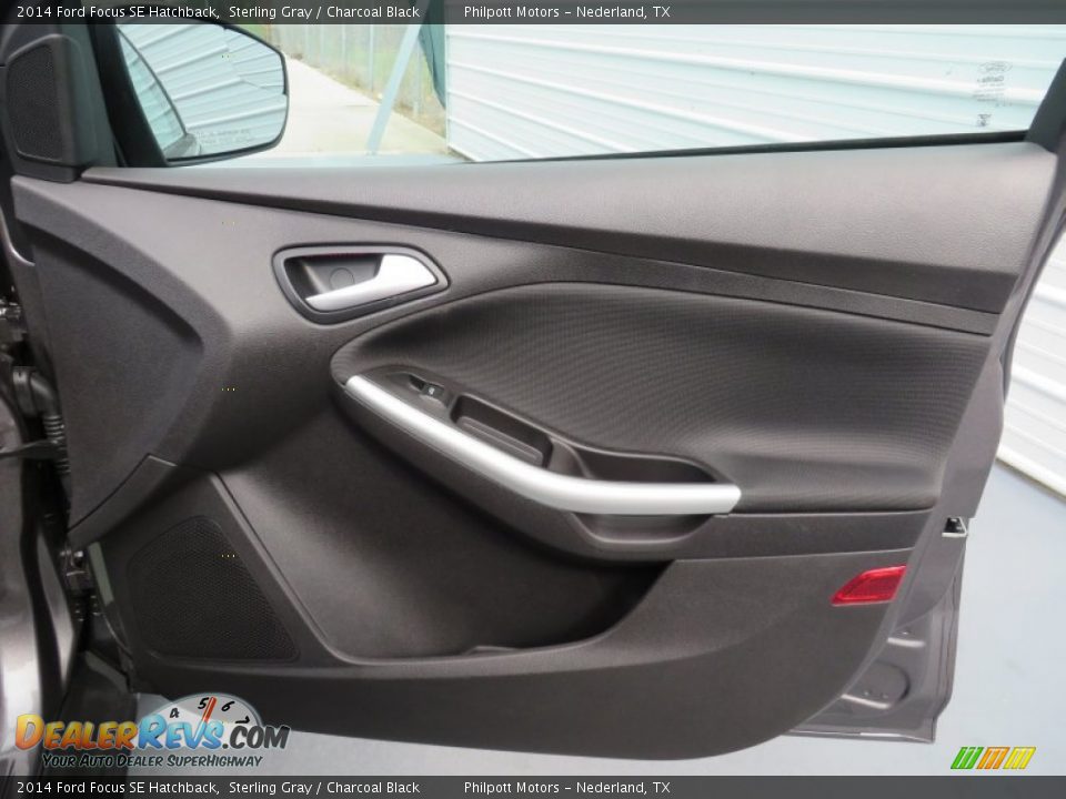Door Panel of 2014 Ford Focus SE Hatchback Photo #18