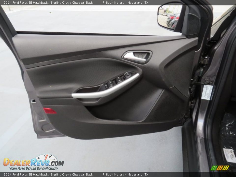 Door Panel of 2014 Ford Focus SE Hatchback Photo #24