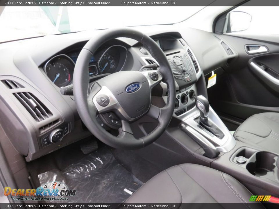Dashboard of 2014 Ford Focus SE Hatchback Photo #26