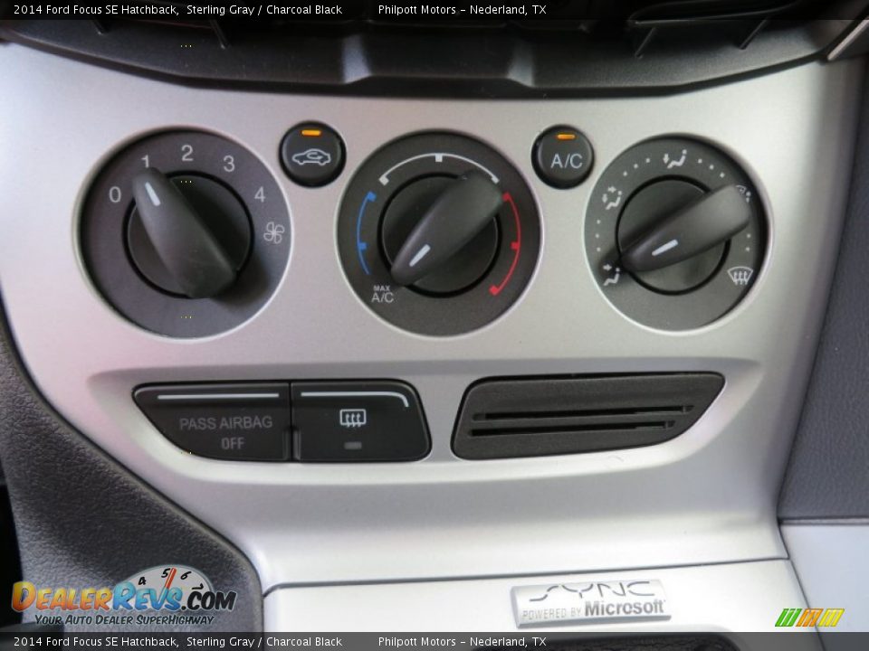 Controls of 2014 Ford Focus SE Hatchback Photo #31