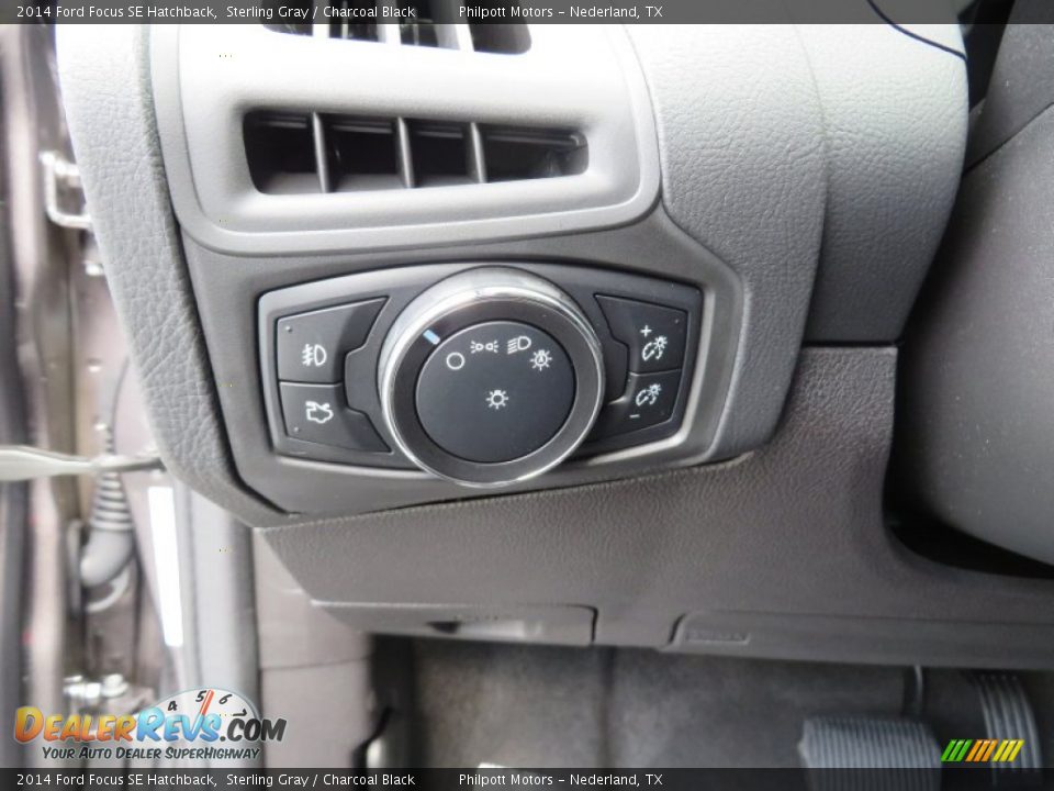 Controls of 2014 Ford Focus SE Hatchback Photo #34