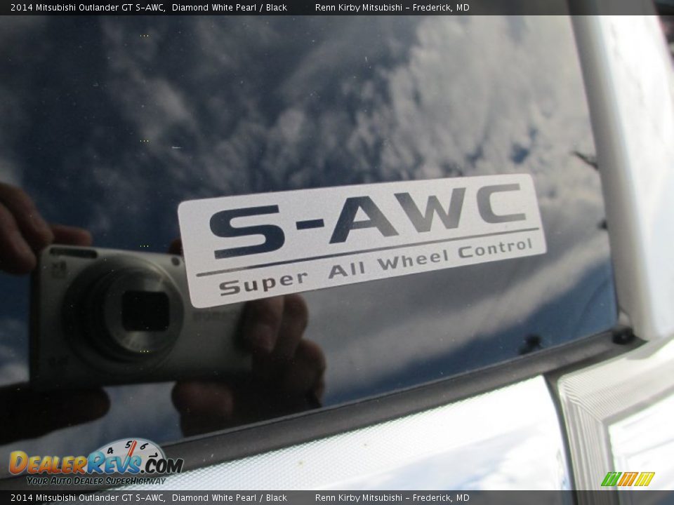 2014 Mitsubishi Outlander GT S-AWC Diamond White Pearl / Black Photo #8
