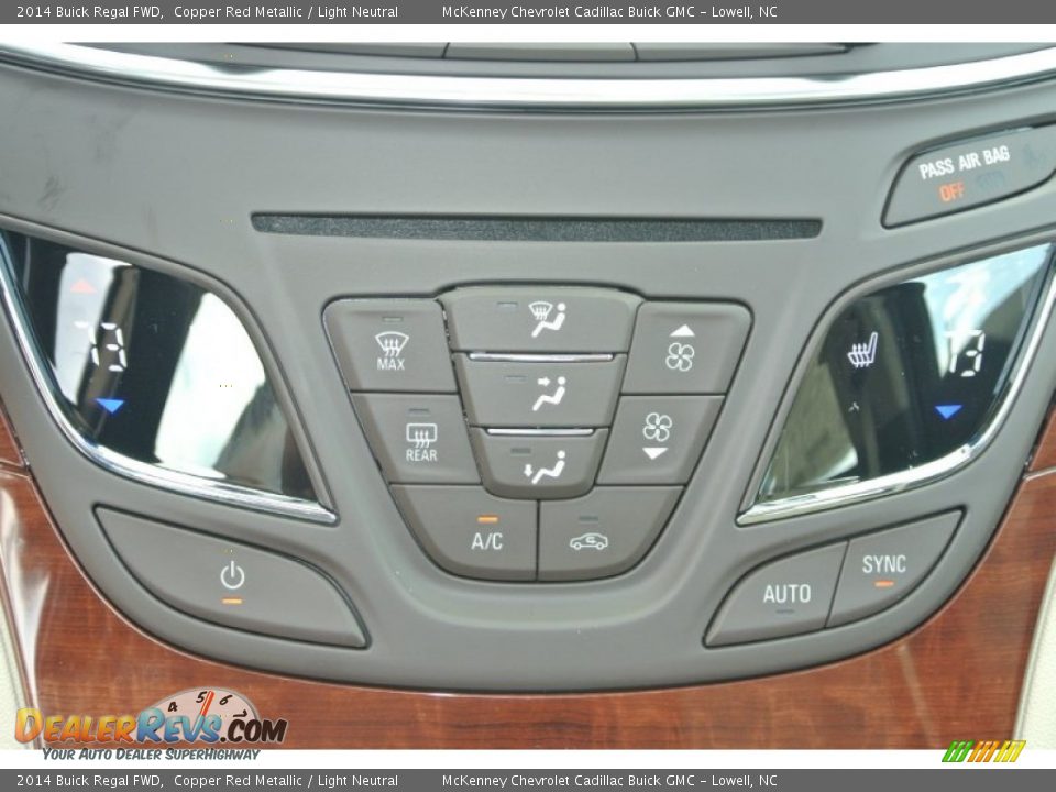 Controls of 2014 Buick Regal FWD Photo #12