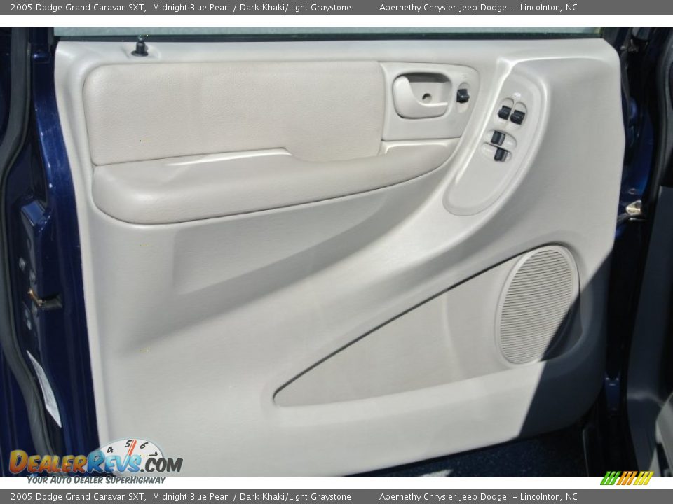 2005 Dodge Grand Caravan SXT Midnight Blue Pearl / Dark Khaki/Light Graystone Photo #10