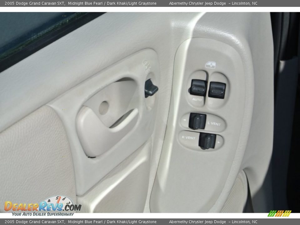 2005 Dodge Grand Caravan SXT Midnight Blue Pearl / Dark Khaki/Light Graystone Photo #15