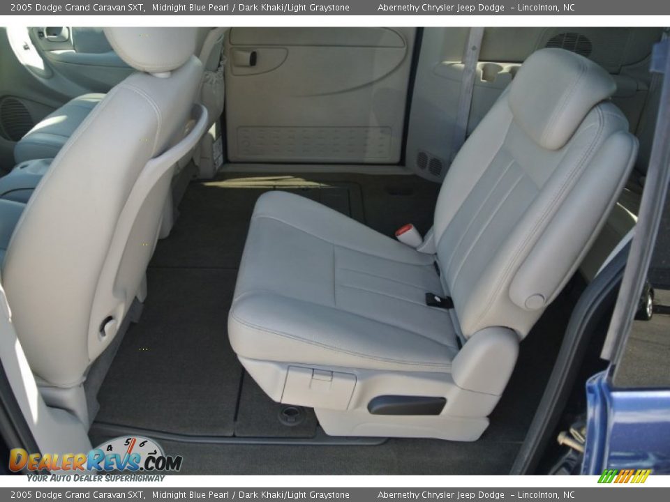 2005 Dodge Grand Caravan SXT Midnight Blue Pearl / Dark Khaki/Light Graystone Photo #16