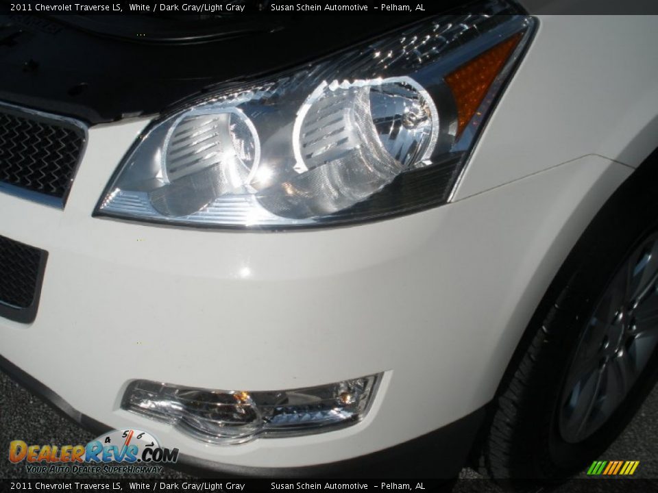 2011 Chevrolet Traverse LS White / Dark Gray/Light Gray Photo #11
