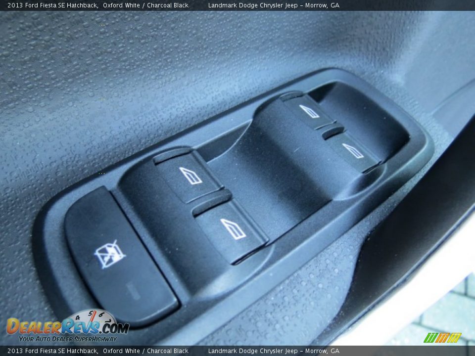2013 Ford Fiesta SE Hatchback Oxford White / Charcoal Black Photo #12