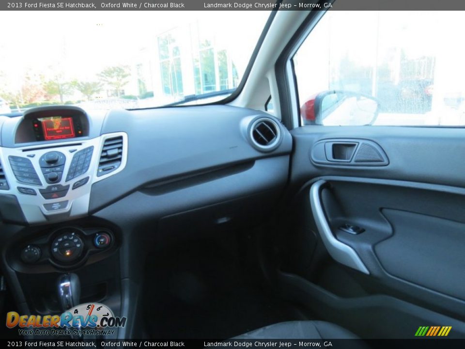 2013 Ford Fiesta SE Hatchback Oxford White / Charcoal Black Photo #24