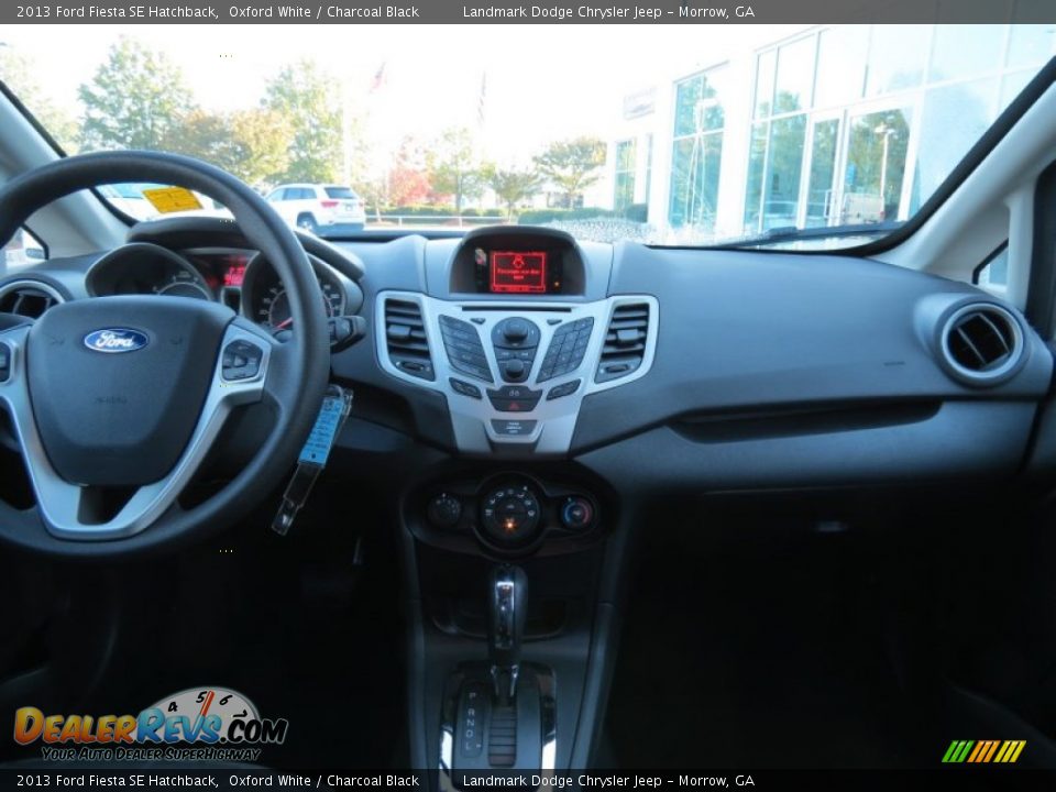 2013 Ford Fiesta SE Hatchback Oxford White / Charcoal Black Photo #25