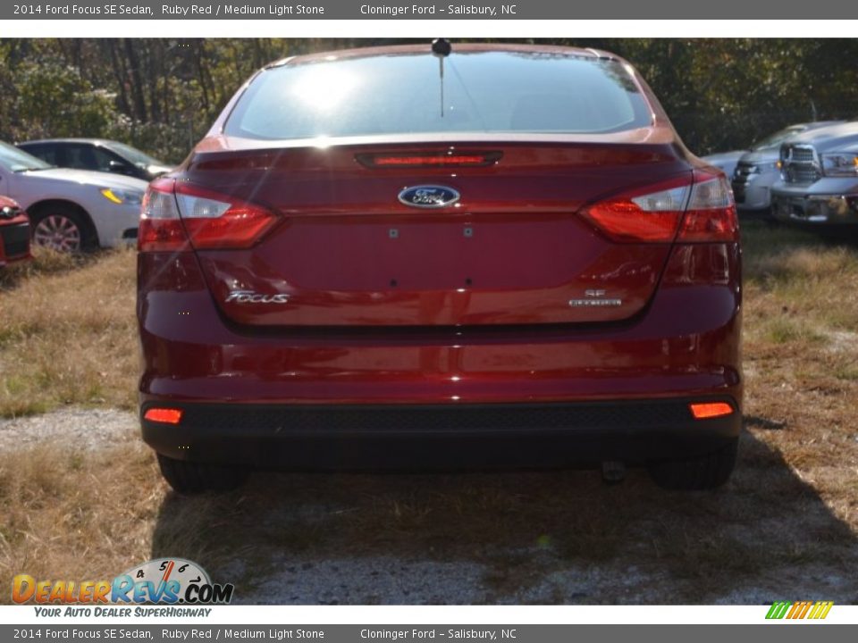 2014 Ford Focus SE Sedan Ruby Red / Medium Light Stone Photo #4