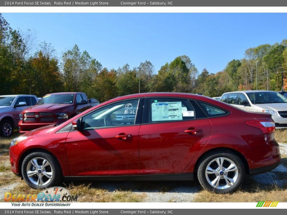 2014 Ford Focus SE Sedan Ruby Red / Medium Light Stone Photo #5