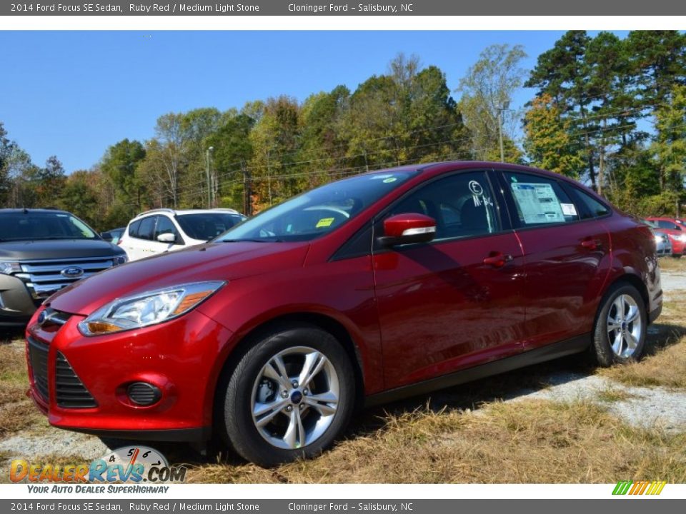 2014 Ford Focus SE Sedan Ruby Red / Medium Light Stone Photo #6