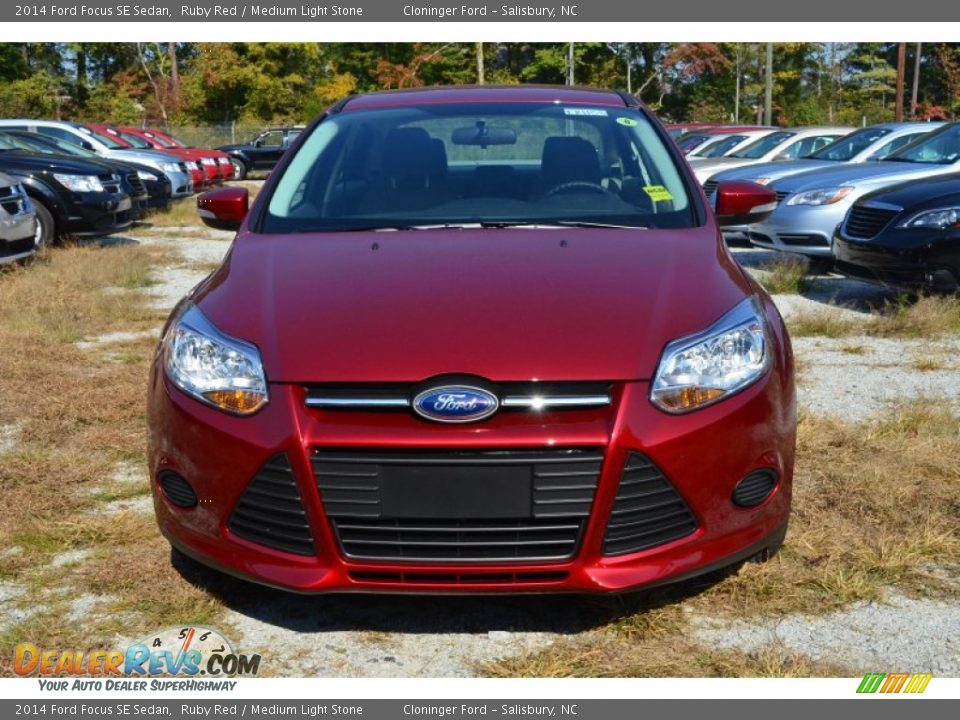 2014 Ford Focus SE Sedan Ruby Red / Medium Light Stone Photo #7