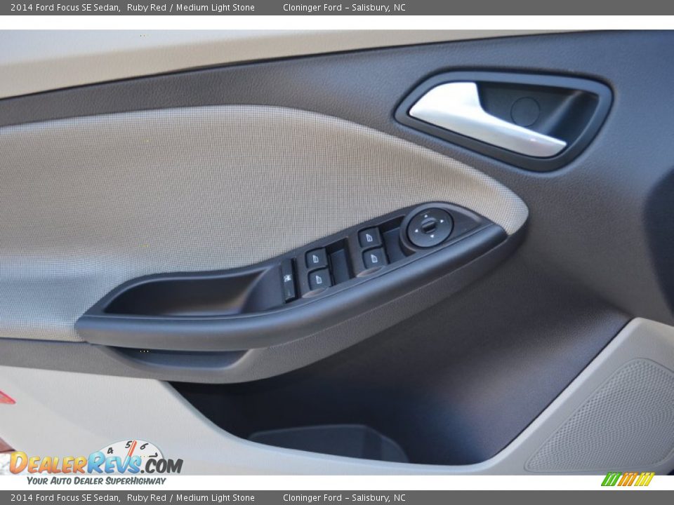 2014 Ford Focus SE Sedan Ruby Red / Medium Light Stone Photo #8
