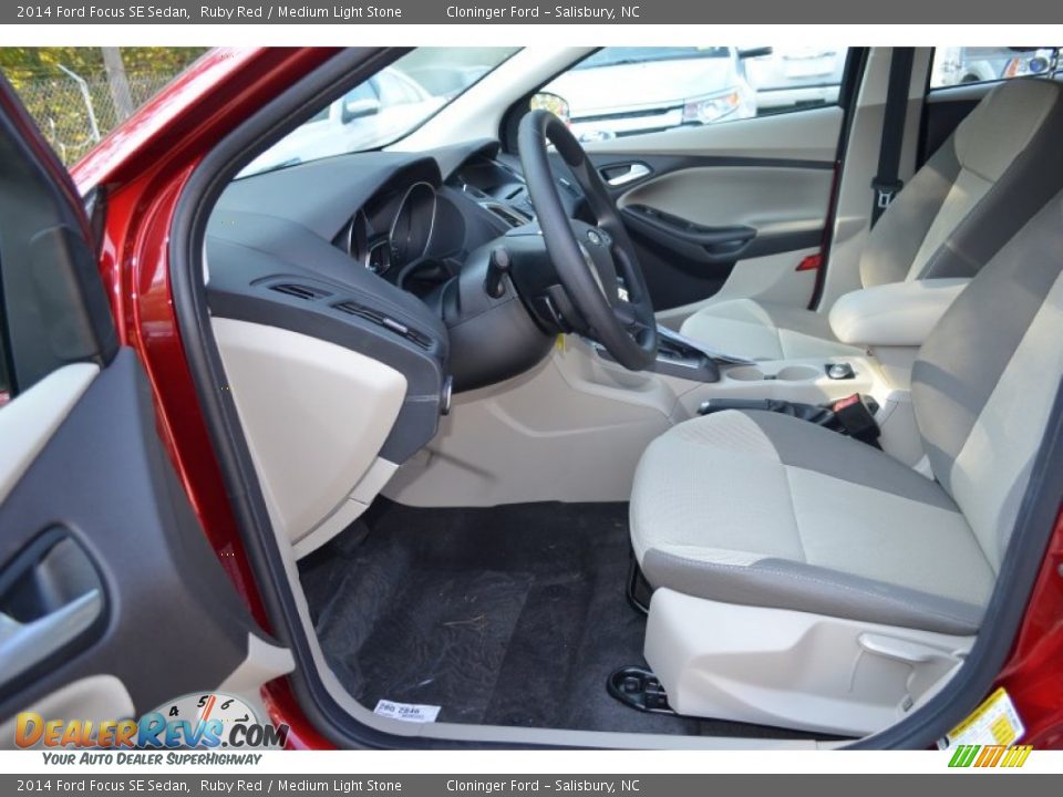 2014 Ford Focus SE Sedan Ruby Red / Medium Light Stone Photo #9