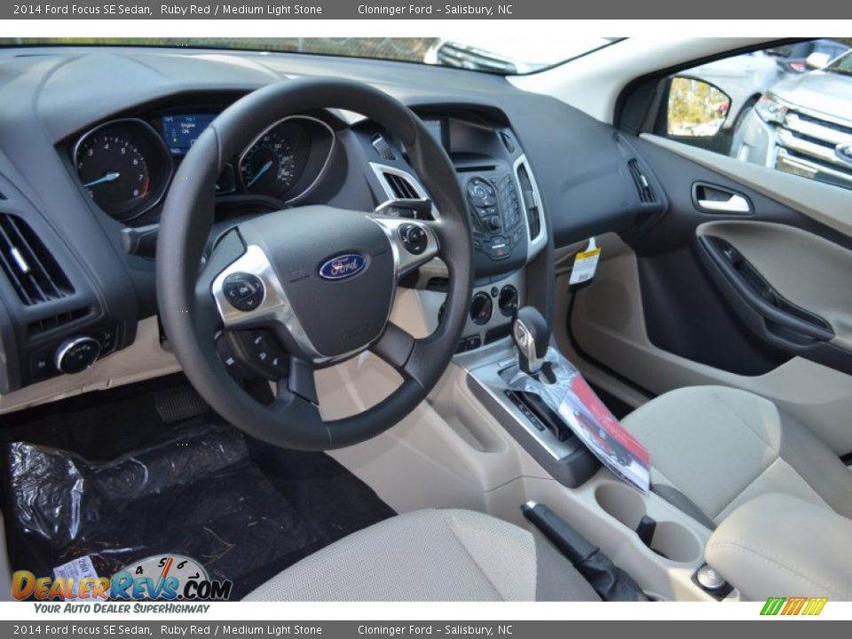 2014 Ford Focus SE Sedan Ruby Red / Medium Light Stone Photo #10