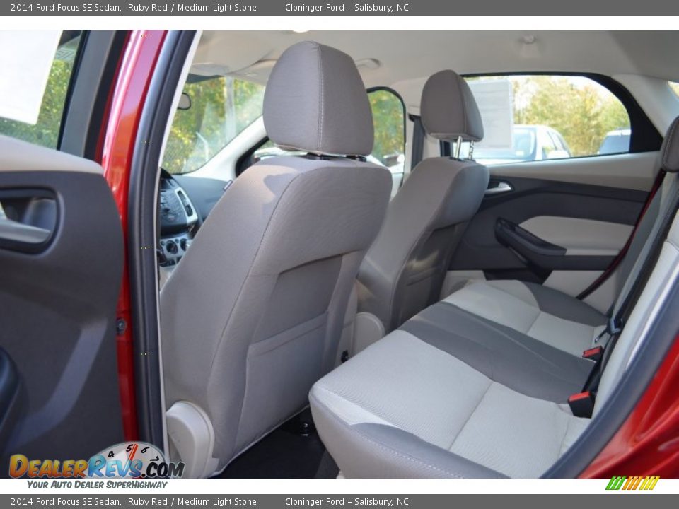 2014 Ford Focus SE Sedan Ruby Red / Medium Light Stone Photo #11