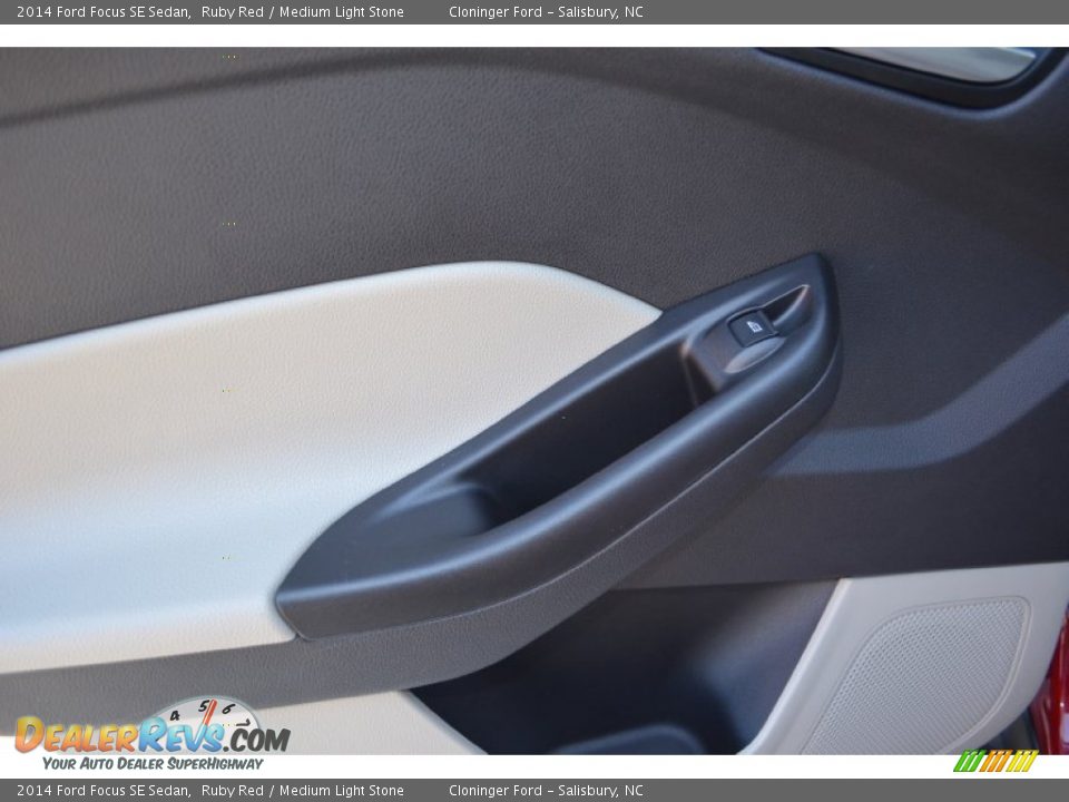 2014 Ford Focus SE Sedan Ruby Red / Medium Light Stone Photo #12