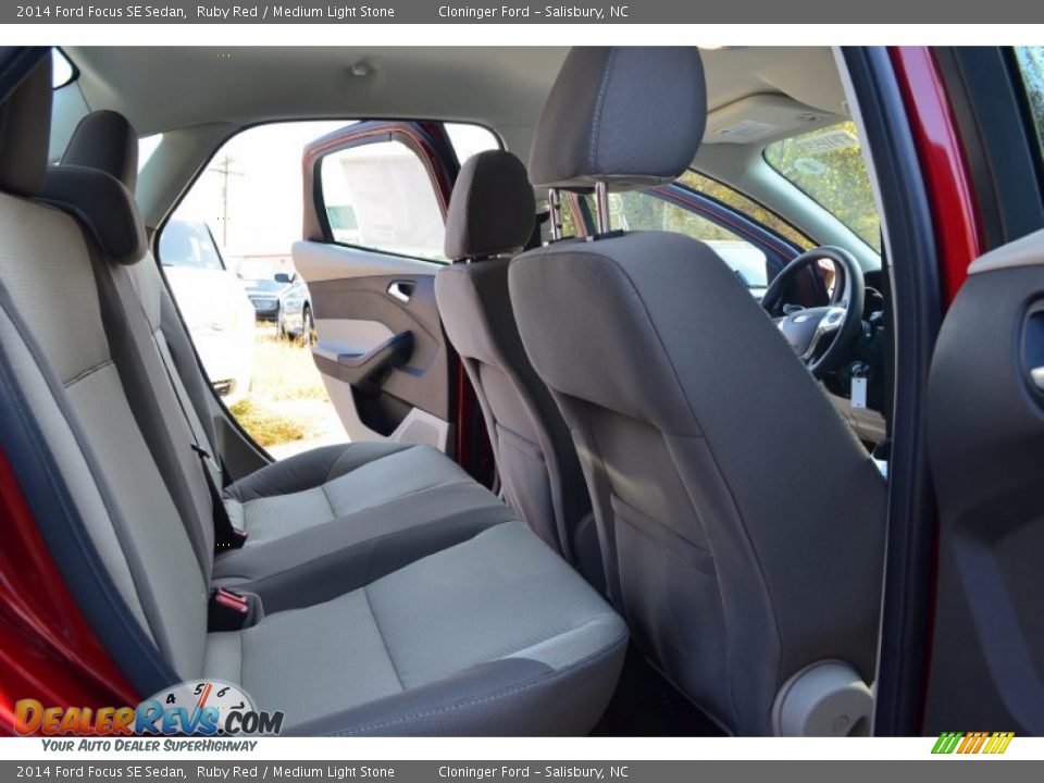 2014 Ford Focus SE Sedan Ruby Red / Medium Light Stone Photo #13