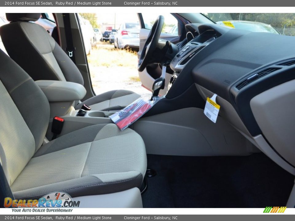 2014 Ford Focus SE Sedan Ruby Red / Medium Light Stone Photo #14
