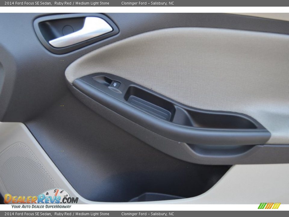 2014 Ford Focus SE Sedan Ruby Red / Medium Light Stone Photo #15